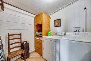 Interior - Walk to Park, Trails & Pub! Palmer Lake Cottage (Palmer Lake)