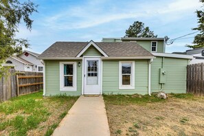 Interior - Walk to Park, Trails & Pub! Palmer Lake Cottage (Palmer Lake)