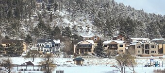 Walk to Park, Trails & Pub! Palmer Lake Cottage