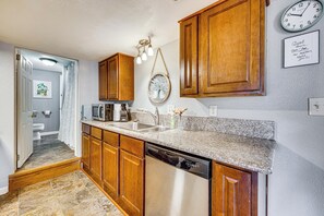 Interior - Walk to Park, Trails & Pub! Palmer Lake Cottage (Palmer Lake)