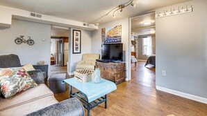 A living room with a sofa, a coffee table, a television, and a fireplace. - Walk to Park, Trails & Pub! Palmer Lake Cottage (Palmer Lake)