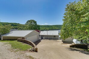 Interior - Luxe Lake of the Ozarks Group Escape in Roach (Roach)