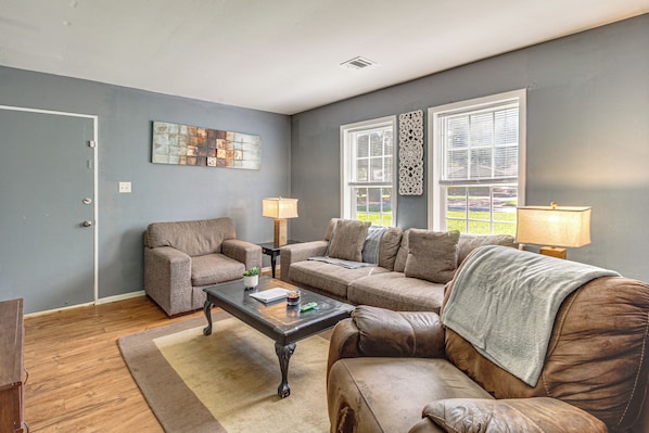 A living room with a sofa, two armchairs, a coffee table, and two lamps. - Great for Group & Work Stays! Decatur Unit By Dtwn (Decatur)