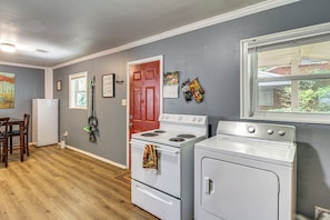 A kitchen with a refrigerator, stove, oven, and a window. - Great for Group & Work Stays! Decatur Unit By Dtwn (Decatur)