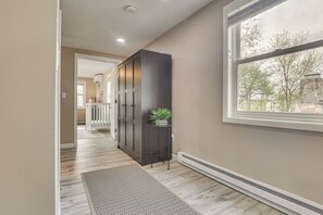 Interior - Walk to Theaters & Dining! Ridgefield Gem w/ Yard (Ridgefield)