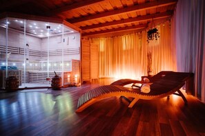 Un interior moderno con techo de madera, un sillón reclinado curvo y un separador de vidrio.