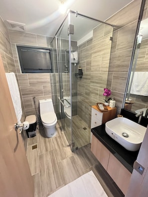 Comfort-studiosuite - byudsigt | Badeværelse | Bruser, bidet, håndklæder, Shampoo