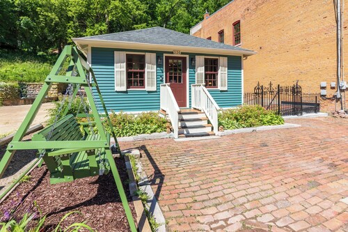 Harvest & Hearth Luxe Galena Cottage