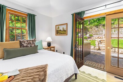 Harvest & Hearth Luxe Galena Cottage