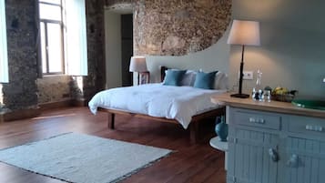 Deluxe Studio Suite, Patio, Mountain View | Laptop workspace, free WiFi