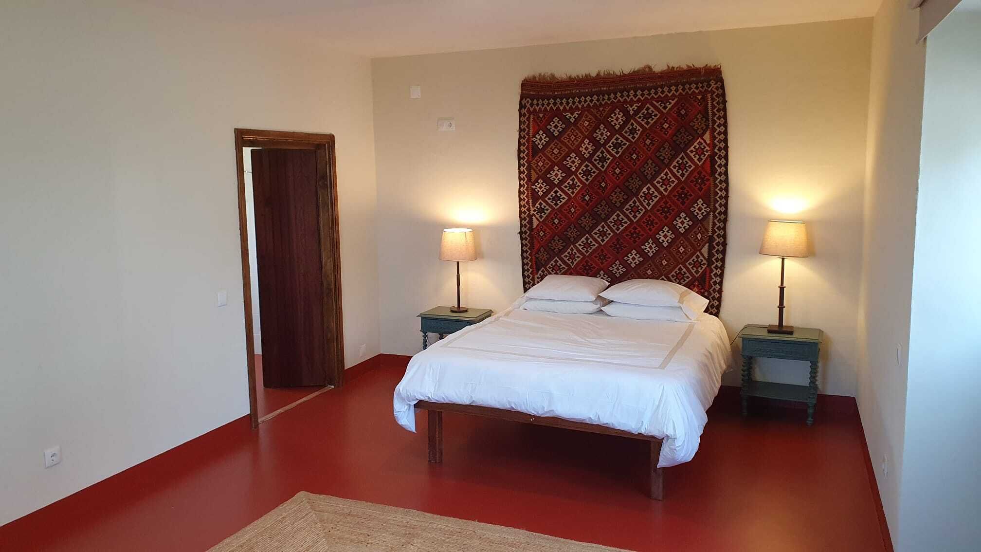 Espacio para trabajar con laptop y wifi gratis 