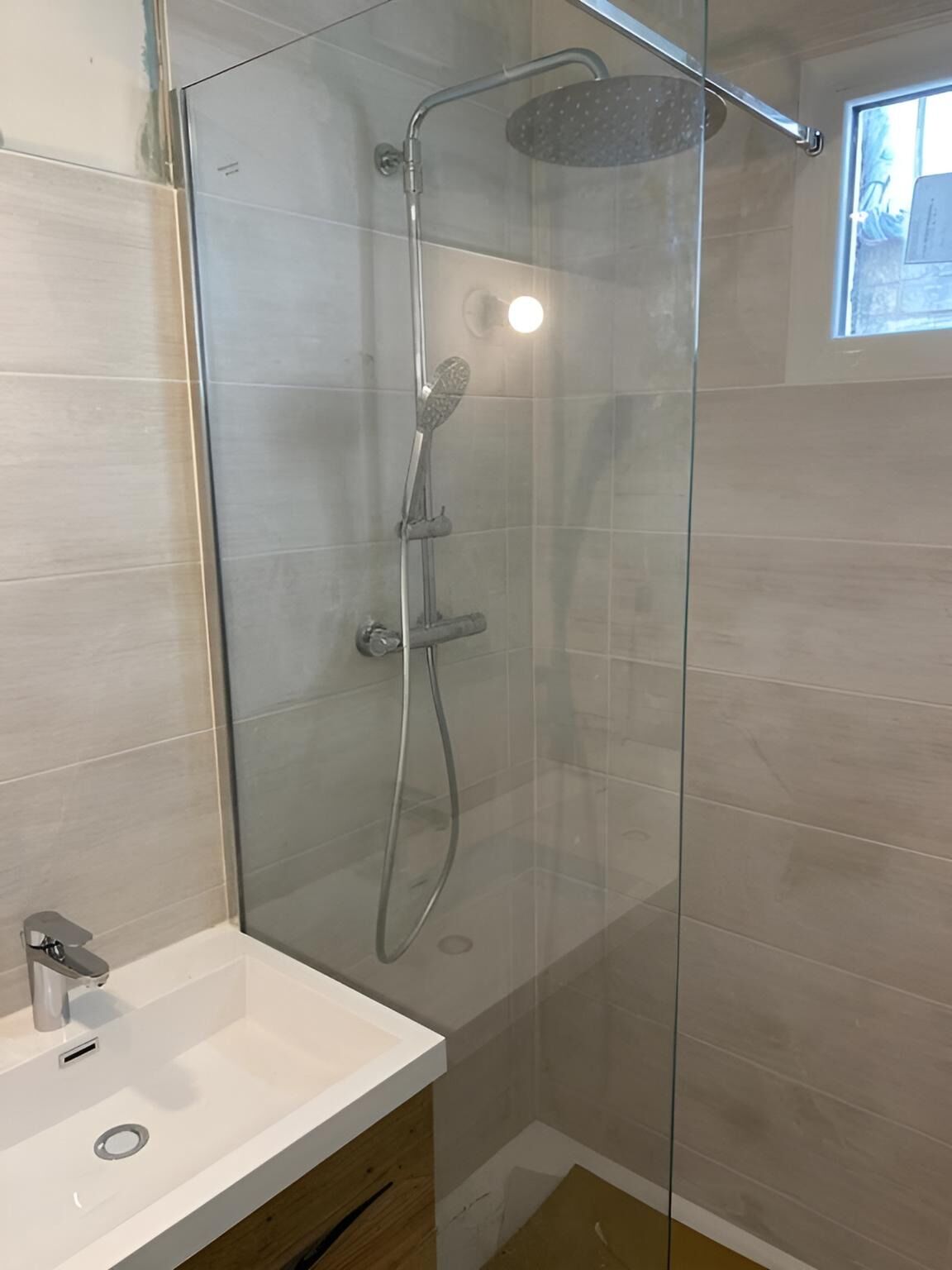 Dusche, Haartrockner, Handtücher, Toilettenpapier