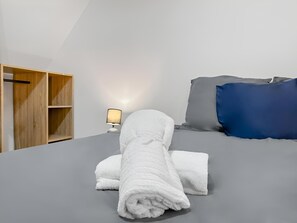 Escritorio, tabla de planchar con plancha, wifi gratis y ropa de cama