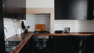 Grand réfrigérateur, micro-ondes, four, plaque de cuisson