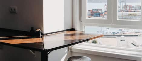 Frigorífico grande, microondas, horno y placa de cocina