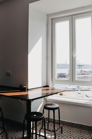 Køleskab/fryser i fuld størrelse, mikrobølgeovn, ovn, kogeplade