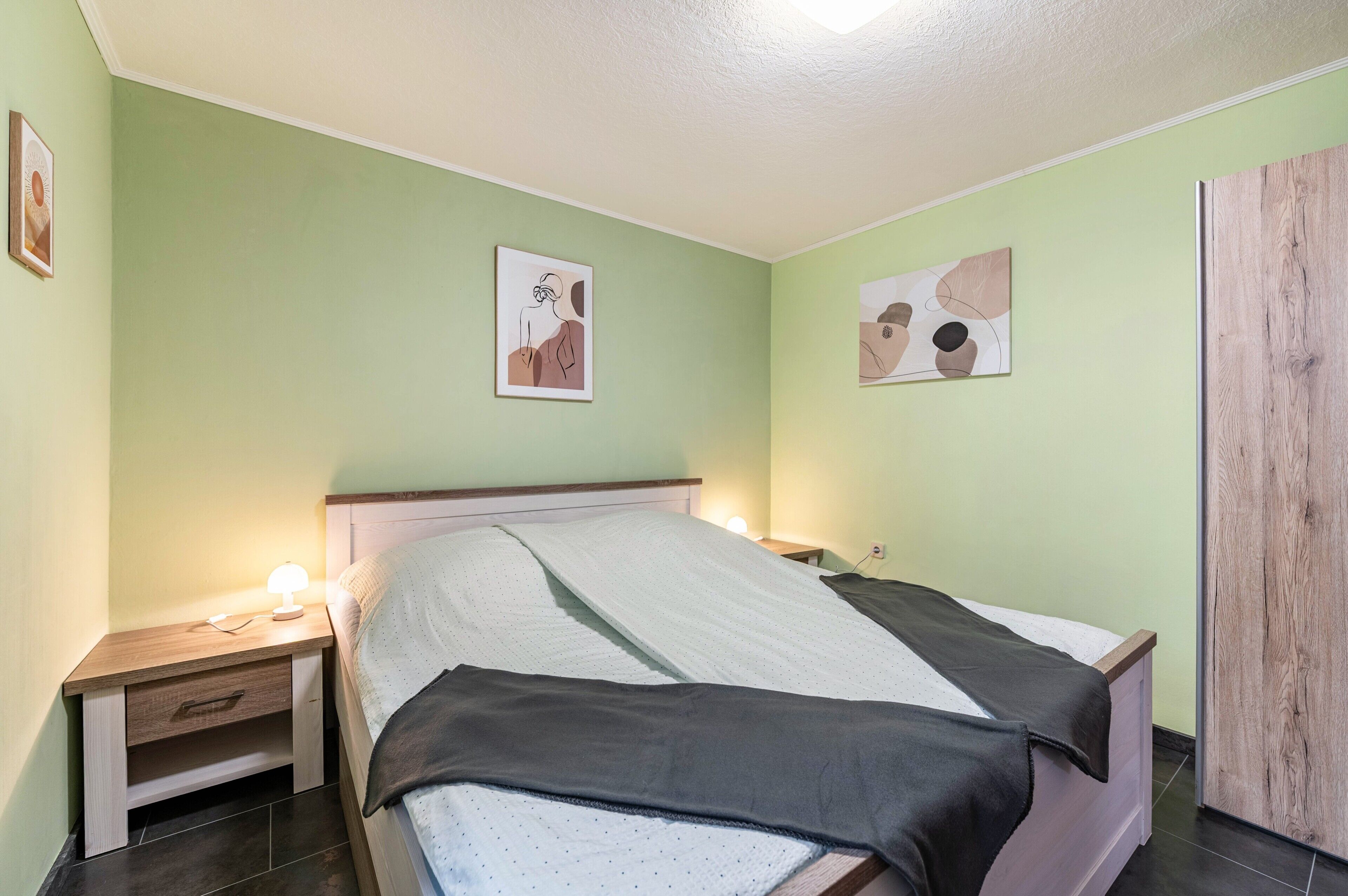 Iron/ironing board, WiFi, bed sheets