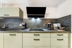 Kühlschrank, Mikrowelle, Ofen, Herdplatte