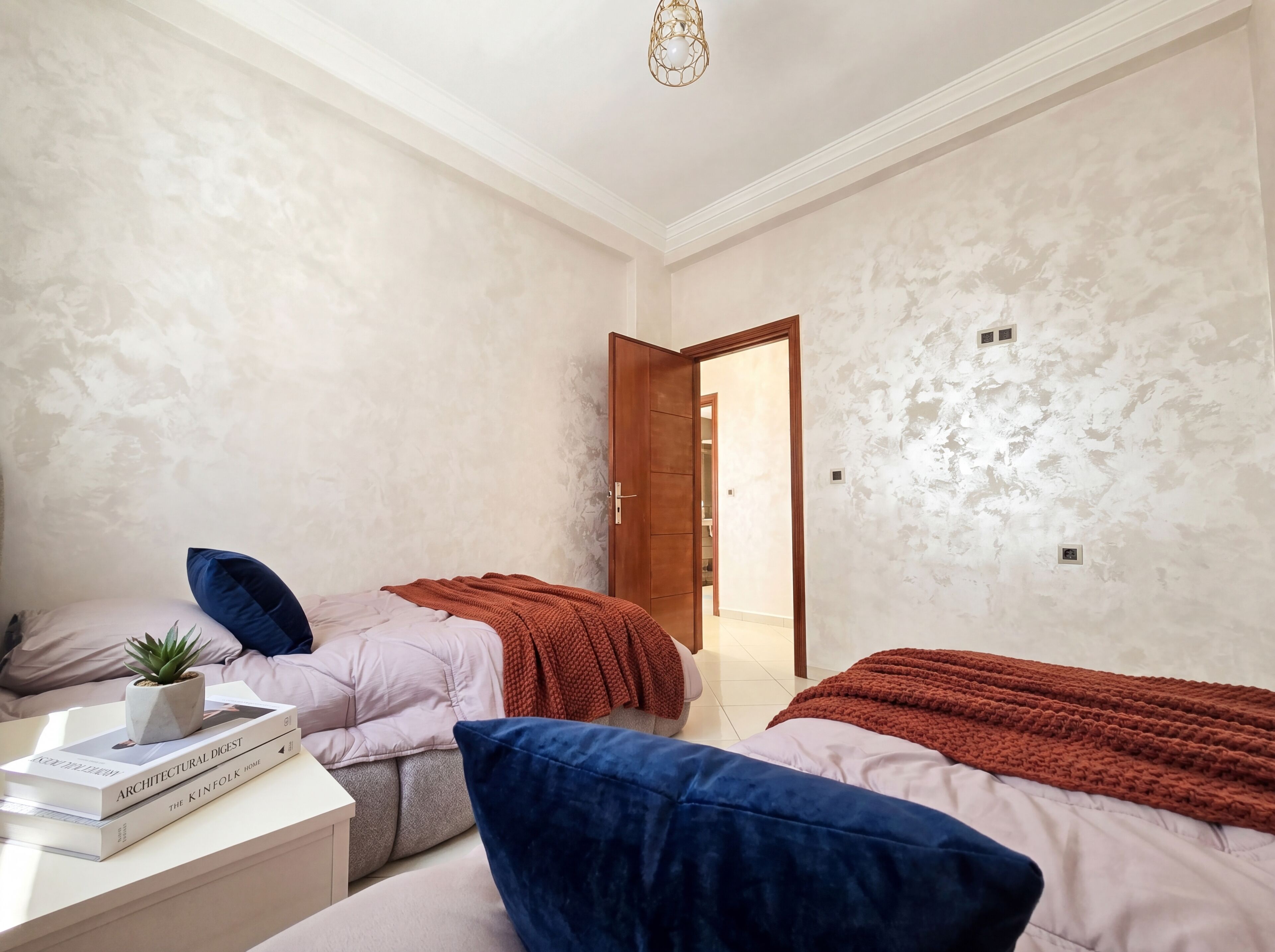 Iron/ironing board, WiFi, bed sheets