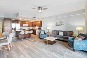 Eine moderne Wohnung mit Küche, Essbereich und Wohnzimmer.