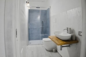 Een douche, een haardroger, handdoeken