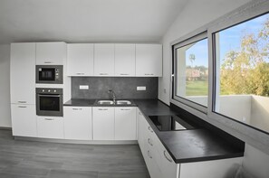 Een koelkast, een magnetron, een oven, een kookplaat