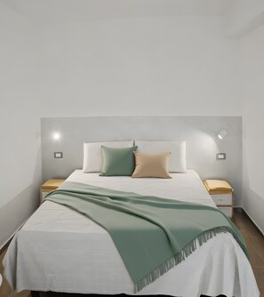 WiFi, bed sheets - 'Blu con Patio' Apartment with Private Terrace, 3 Minutes from Budoni Beach (Budoni)