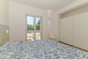 WiFi, bed sheets - 'Blu con Patio' Apartment with Private Terrace, 3 Minutes from Budoni Beach (Budoni)