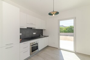 Fridge, microwave, oven, stovetop - 'Blu con Patio' Apartment with Private Terrace, 3 Minutes from Budoni Beach (Budoni)