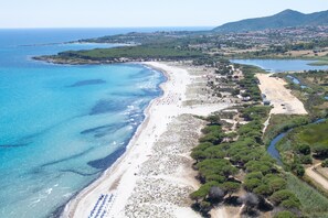 An aerial view of a coastal area with a beach, a river, and a forested area. - ‘Duna con Terrazza’ Apartment with Private Terrace, 3 Minutes from Budoni Beach (Budoni)