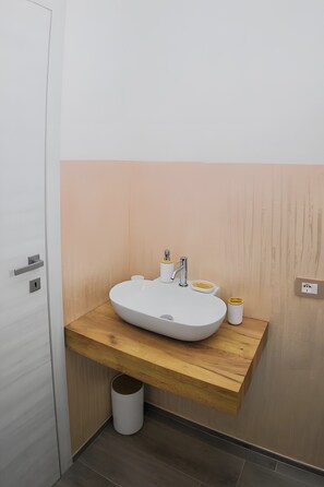 Een douche, een haardroger, handdoeken