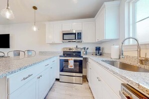 Fridge, microwave, oven, stovetop - Rehoboth Beach House condo with on-site pool & foosball, renovated interior, W/D (Rehoboth Beach)