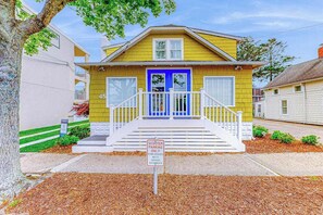 Exterior detail - Upgraded dog-friendly home 1.5 blocks to beach with lovely backyard & pool (Rehoboth Beach)