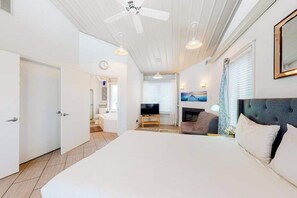 3 bedrooms, iron/ironing board, WiFi, bed sheets - Dog-friendly townhome - private yard, rooftop deck - central AC, private W/D (Rehoboth Beach)