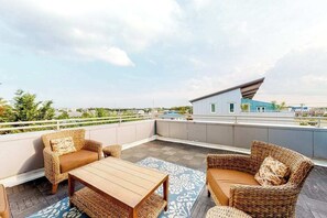 Terrace/patio - Dog-friendly townhome - private yard, rooftop deck - central AC, private W/D (Rehoboth Beach)