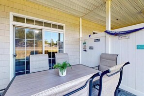 Outdoor dining - Summerlyn Condo w/shared pool, patio, W/D and free WIFI (Lewes)