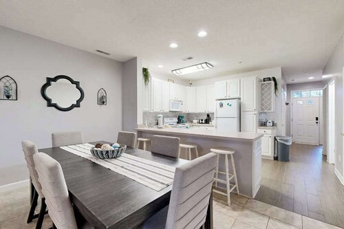 Summerlyn Condo w/shared pool, patio, W/D and free WIFI