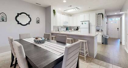 Summerlyn Condo w/shared pool, patio, W/D and free WIFI