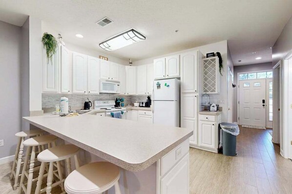 Fridge, microwave, oven, stovetop - Summerlyn Condo w/shared pool, patio, W/D and free WIFI (Lewes)