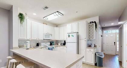Summerlyn Condo w/shared pool, patio, W/D and free WIFI