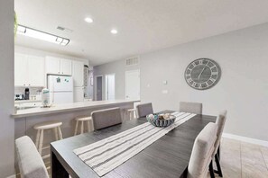 Dining - Summerlyn Condo w/shared pool, patio, W/D and free WIFI (Lewes)
