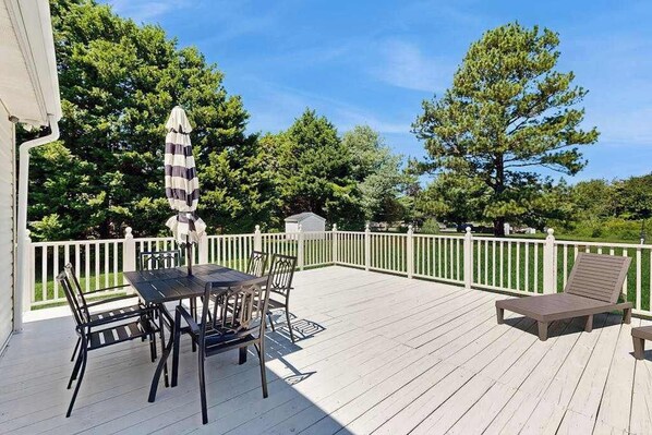 Outdoor dining - Rehoboth Shores Estates spacious house w/ping-pong table, deck, WIFI (Rehoboth Beach)
