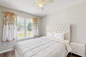 Desk, iron/ironing board, travel cot, WiFi - Rehoboth Shores Estates spacious house w/ping-pong table, deck, WIFI (Rehoboth Beach)