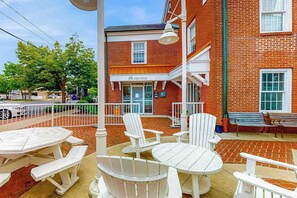 Outdoor dining - Spacious condo w/ pool, walk to ocean and dining (Rehoboth Beach)