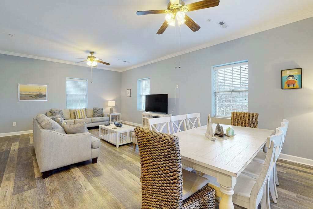 Spacious Condo W/ Pool, Walk To Ocean And Dining - Rehoboth Beach, DE