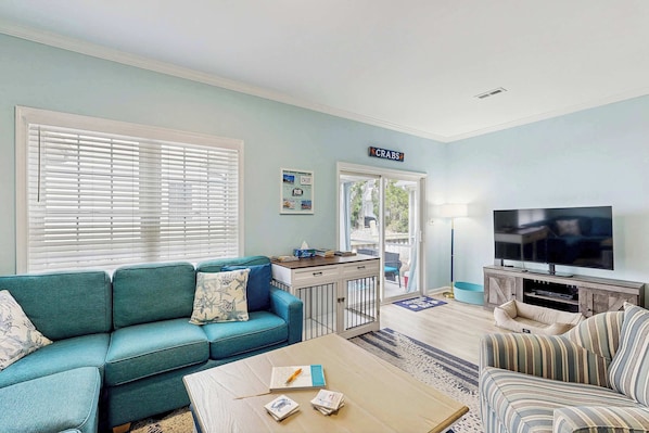 TV, offices - Inviting, dog-friendly townhouse with on-site pool, washer/dryer (Rehoboth Beach)