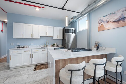 Modern Luxury 2BR Near Downtown Chicago - Sleeps 6 & Designer Stay