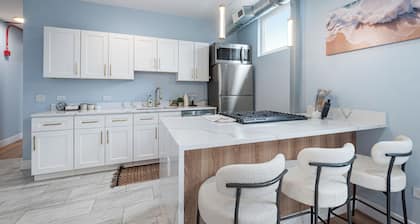 Modern Luxury 2BR Near Downtown Chicago - Sleeps 6 & Designer Stay