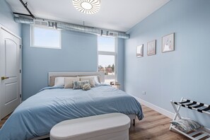 Room - Modern Luxury 2BR Near Downtown Chicago - Sleeps 6 & Designer Stay (Westchester)