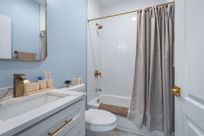 Bathroom - Modern Luxury 2BR Near Downtown Chicago - Sleeps 6 & Designer Stay (Westchester)
